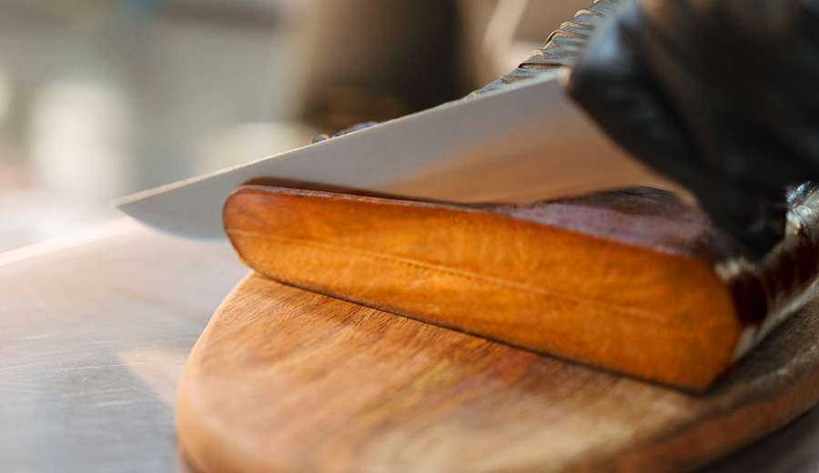 Corte a cuchillo de la mojama en el mostrador