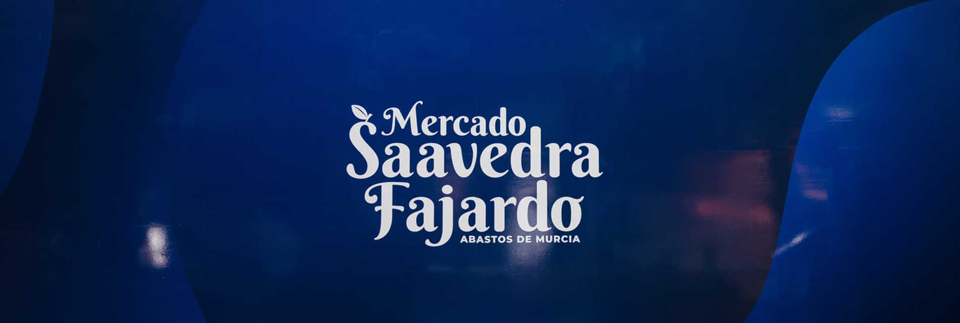 Mostrador de Salazones Aguado en el mercado Saavedra Fajardo